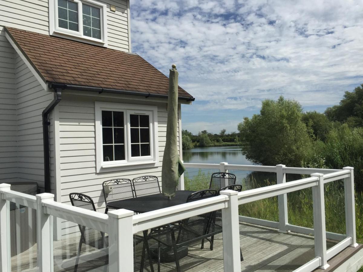Windrush Turret Lodge South Cerney Exterior photo